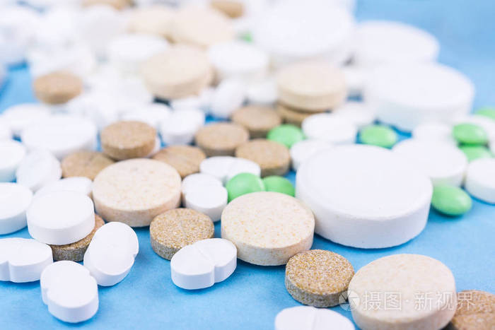 藍(lán)色背景下的醫(yī)藥劑型藝術(shù) 藥丸、片劑、膠囊與栓劑的商業(yè)影像呈現(xiàn)